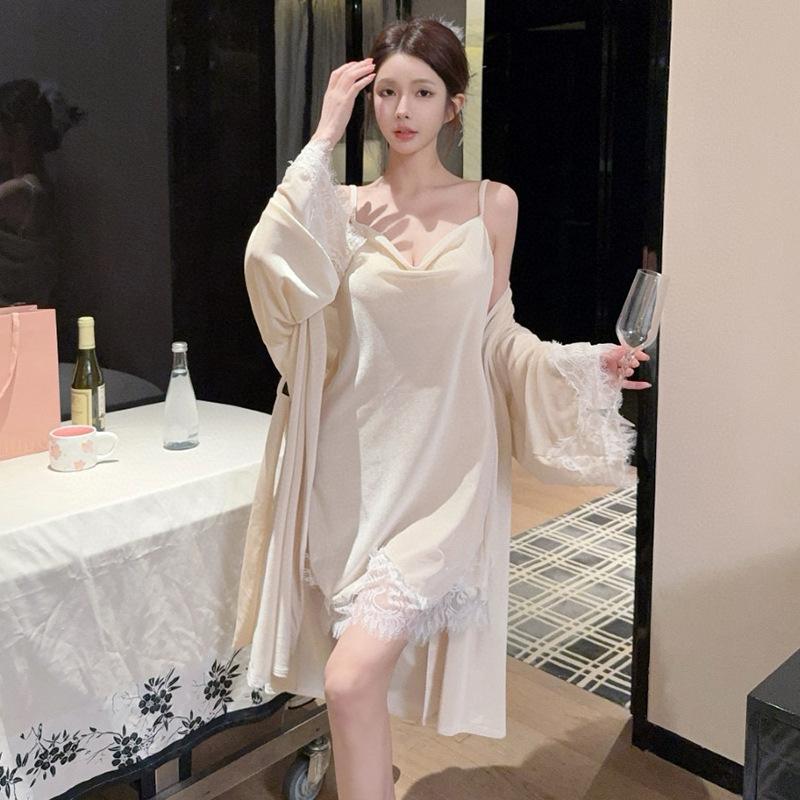 Sexy French swinging collar golden velvet pajamas women's autumn and winter pure desire with chest pad lace suspender nightdress robe two-piece set