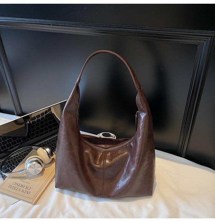 Корейская версия ретро иностранный стиль нишевая сумка подмышку женская новая французская сумка-тоут универсальная большая вместимость на плечо для работы 2840₽