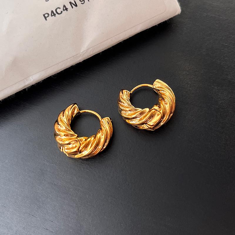 

Simple, versatile croissant bag, threaded earrings, women s high-end sense, light luxury temperament earrings, unique ear buckles, earrings.