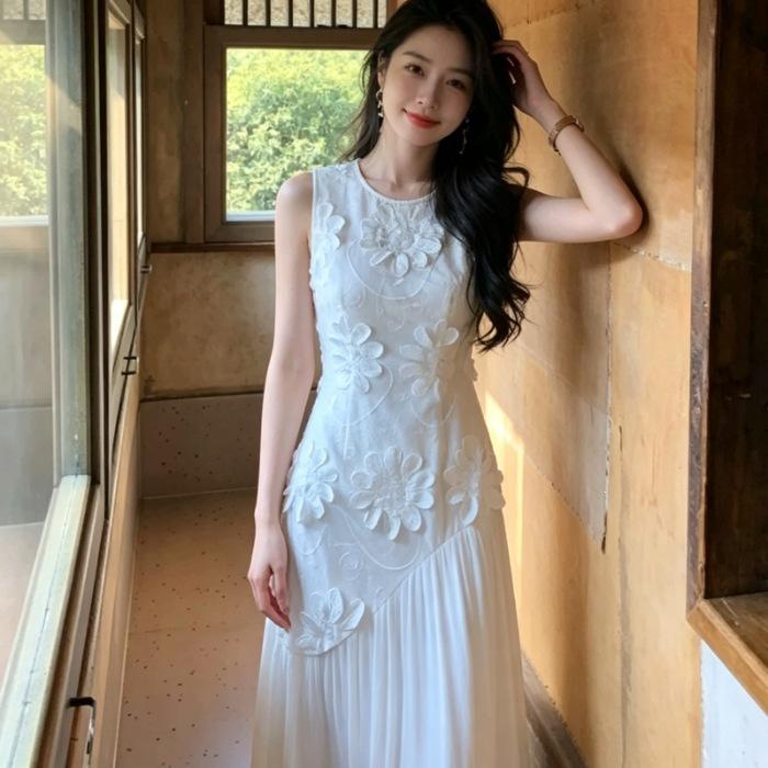 French Heavy Industry Three-dimensional Embroidery Sleeveless Solid Color Pleated Crew Neck Dress Women's Summer Vacation Huge Good-looking Vest