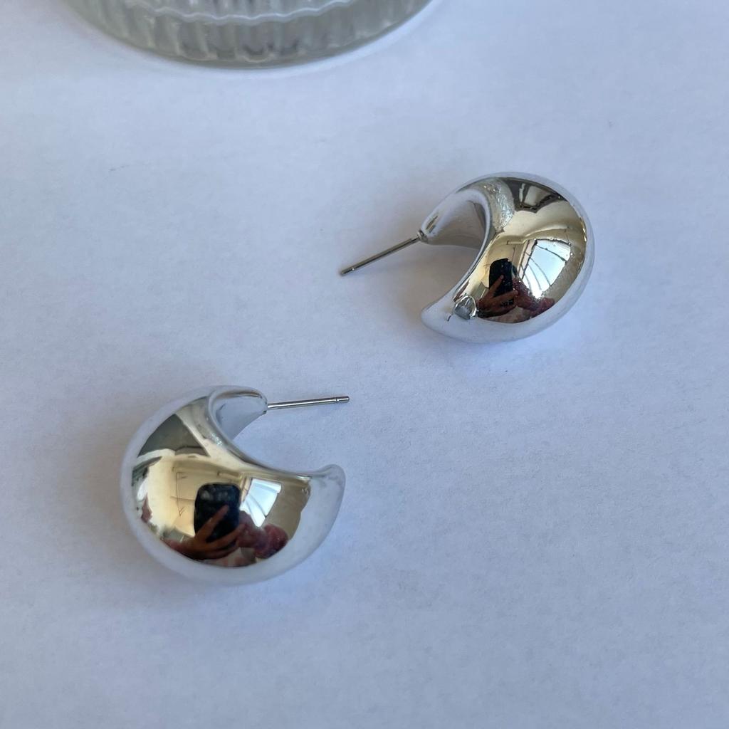 New Retro High-end Hollow Earrings Women's French Trend Gold-plated Light Luxury Temperament Plain Ring Earrings Women