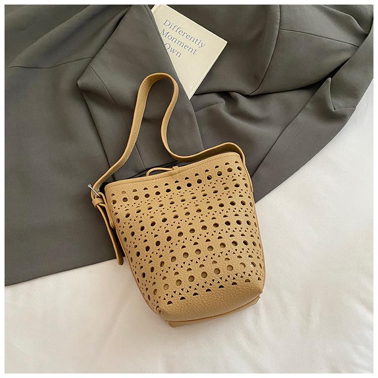 

Hollow vegetable basket bag women s niche design 2025 new handbag women s high-end sense versatile shoulder bucket bag