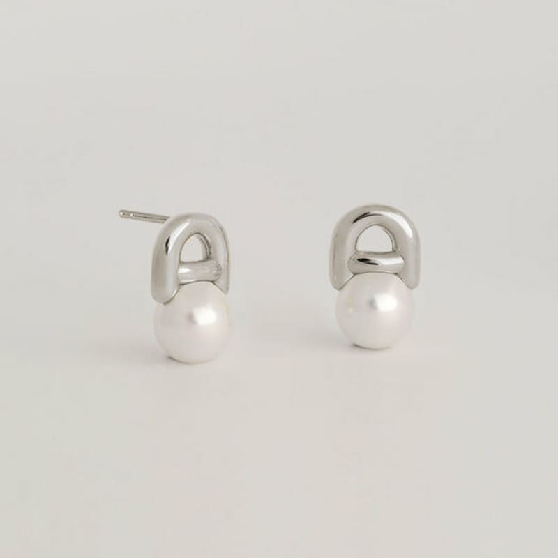 CUD Lucid pearl stud Earring
