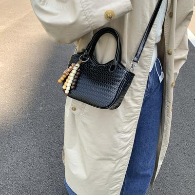 Korean Version of the Popular Woven Bucket Bag Women's 2025 Autumn and Winter New Versatile Vegetable Basket Bag Casual Shoulder Messenger Bag