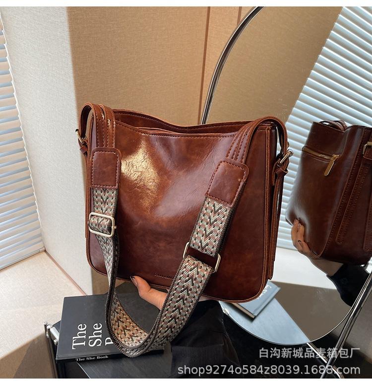 

Korean version of fashion retro bucket bag women s new Internet celebrities ins out leisure commuting shoulder messenger tote bag коричневый