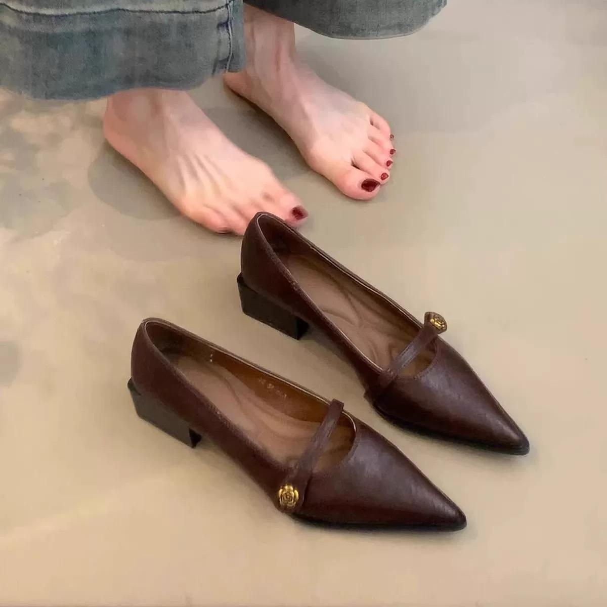 

Остроносые туфли-лодочки на среднем каблуке Мэри Джейн, женские туфли с неглубоким вырезом, женские туфли на толстом каблуке с одной пуговицей 39 кофейный