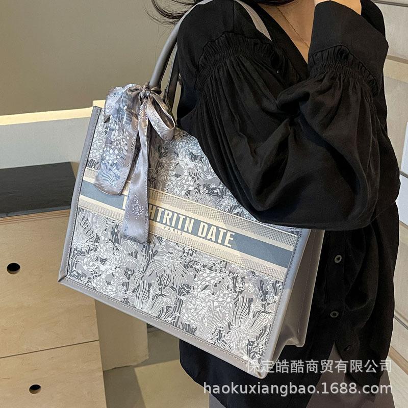 Large Capacity Bag Women's New 2025 Fashion Shoulder Bag Summer Fashion Internet Celebrity Explosion Tote Bag Commuter Handbag
