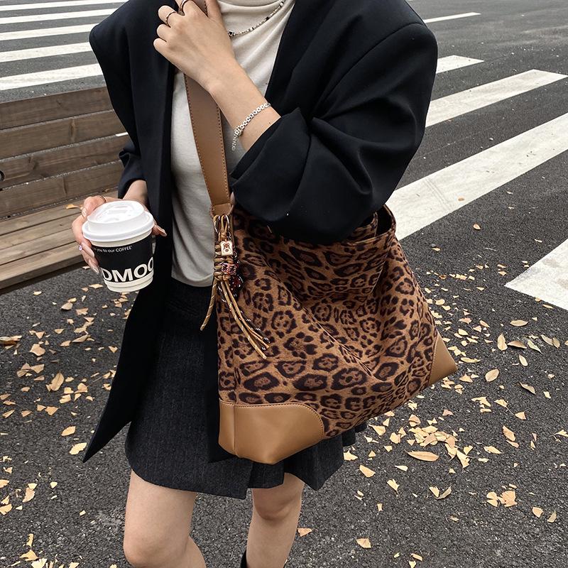 2025 Women's Leopard Print Large-Capacity Retro Tote and Shoulder Bag