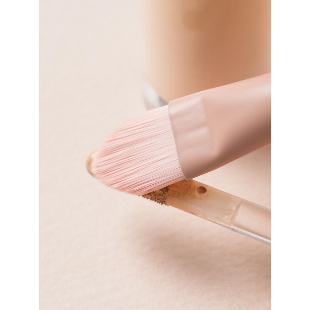 Daiso Matte Handle Brush Concealer