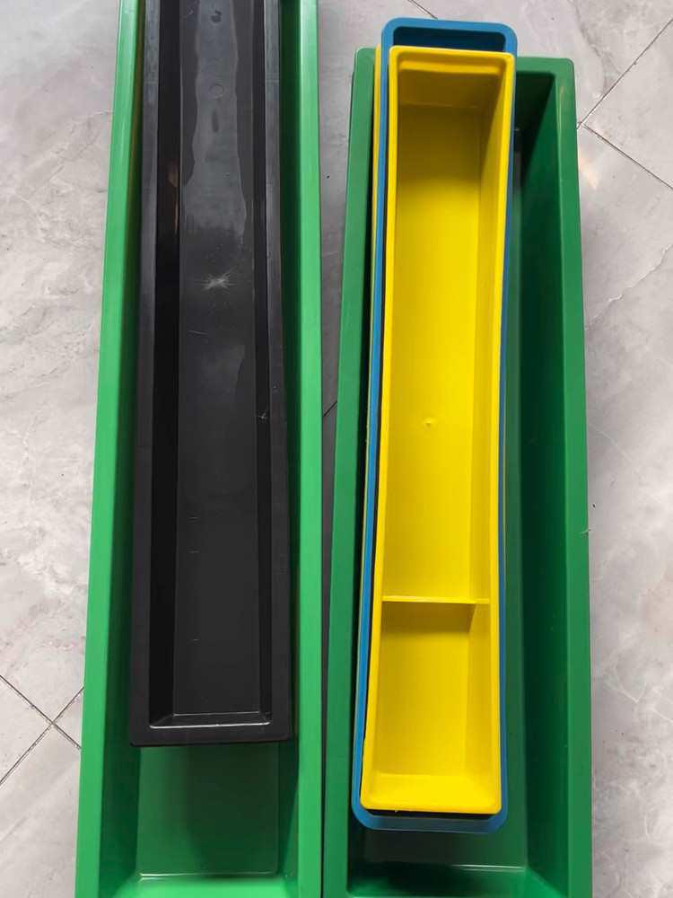 Anti-Spill Plastic Feeder Trough for Chickens, Ducks, Goslings, Dogs, and Pigeons Others