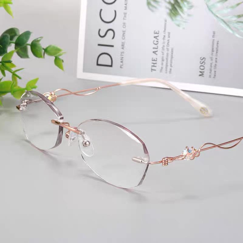 Women's Ultra-Lightweight HD Presbyopia Glasses: Fashionable Blue Light Blocking Reading Glasses for Middle-Aged and Elderly Women