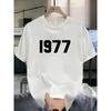 T-shirt da uomo minimalista retrò con stampa a blocchi "1977", top casual a maniche corte streetwear
