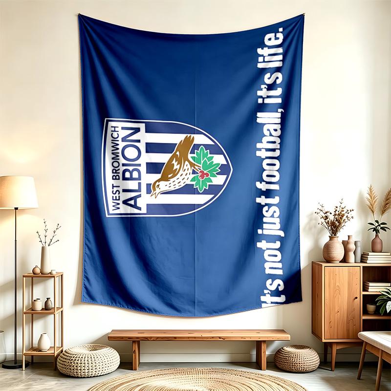 West Bromwich Albion FC (5) Tapisserie Adaptée Pour Décorer Les Maisons Les Dortoirs Et Les Chambres Douce Au Toucher Et Un Cadeau Parfait Pour Les Amis Et La Famille