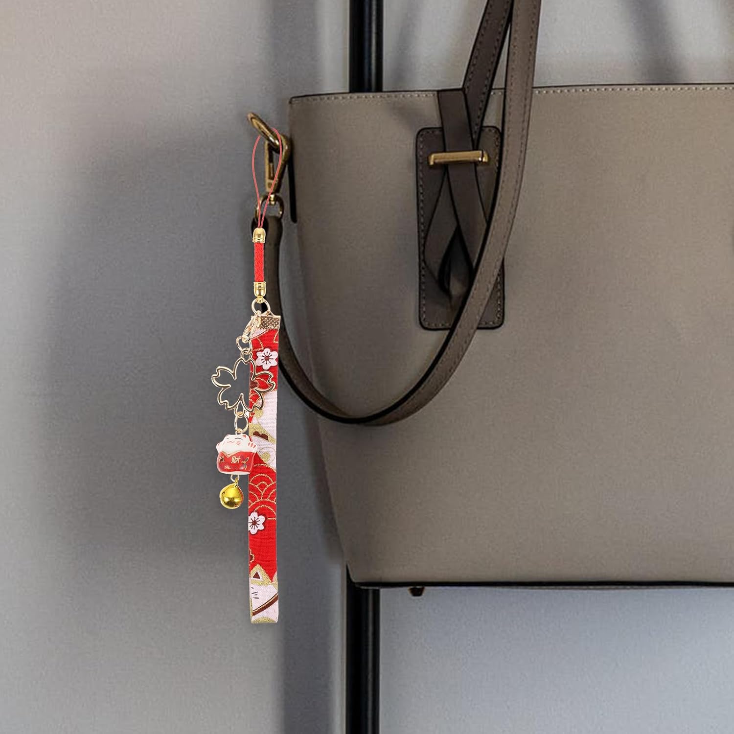 

BESTonZON 2 шт. Эмалевые брелоки для телефона «Счастливый кот», Изящные подвески «Кот удачи», Подвесные шнурки, Цепочки для телефона с колокольчиком, Веревочки для камеры, Брелоки