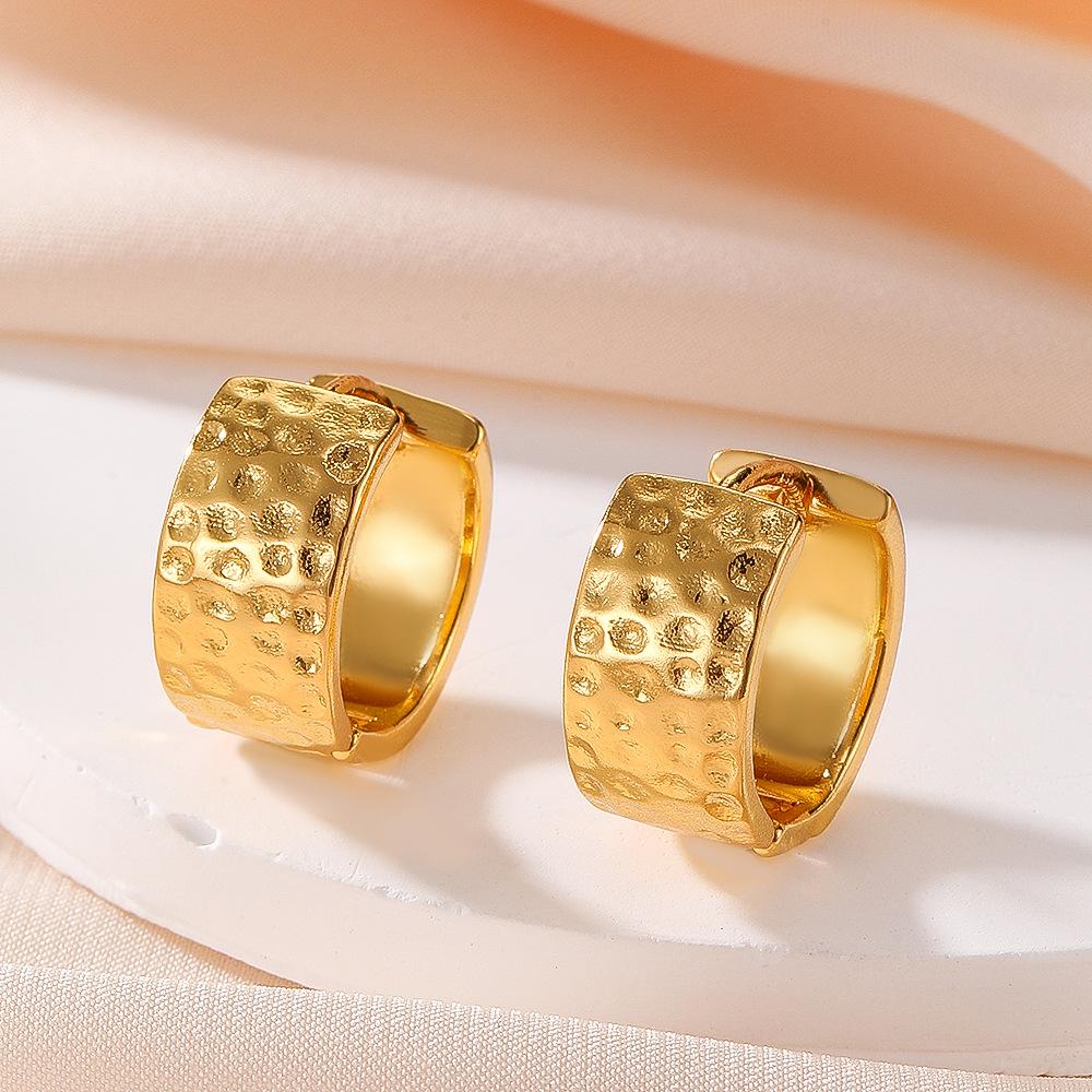 

Серьги с французской складкой с неровной текстурой и широкие серьги в стиле ретро золотой