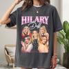 Koszulka inspirowana trasą Hilary Duff Lucky Me Tour 2026 – Retro koszulka z grafiką gwiazdy pop na Comfort Colors 1717 – Vintage koszulka koncertowa dla fanów Hilary Duff