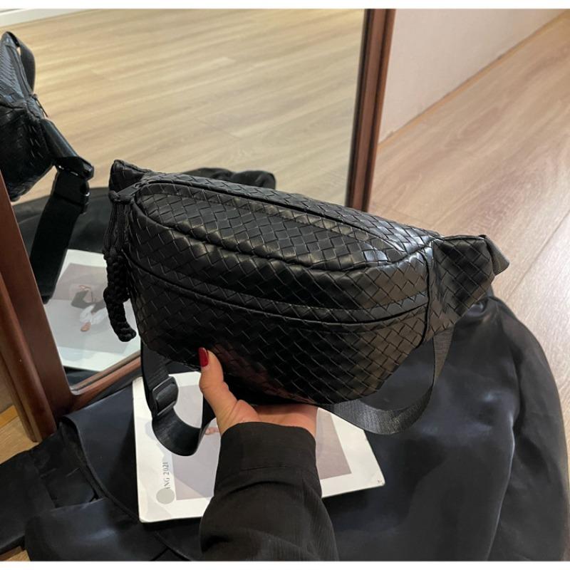 Women's bag Trend small breast bag Casual fanny pack Commuter high-end messenger bag Niche shoulder bag