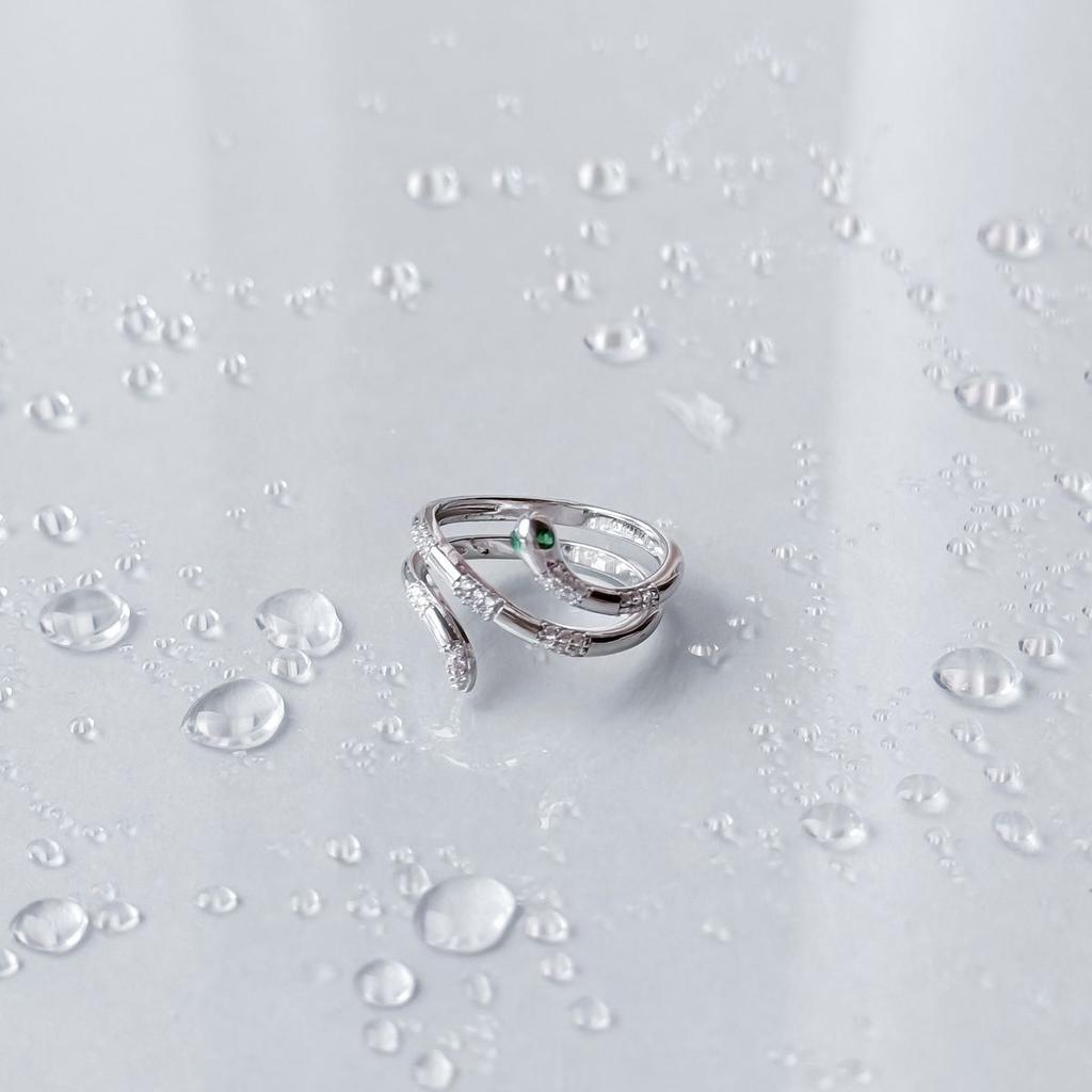 Серебряное кольцо с фианитами, вес изделия 3,76 гр (60001928)