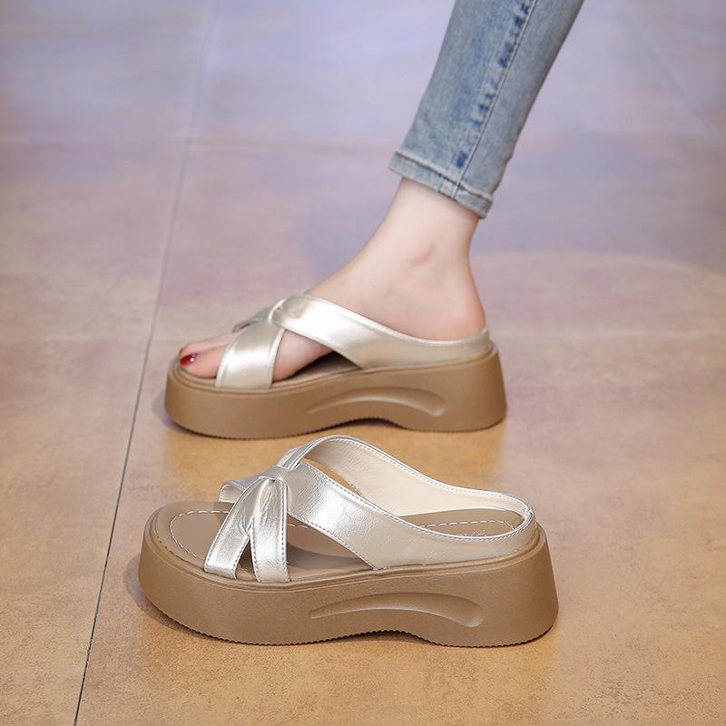 

Platform slippers women s summer wear 2025 new fashion fairy wind cross beach shoes small people go out sandals 40