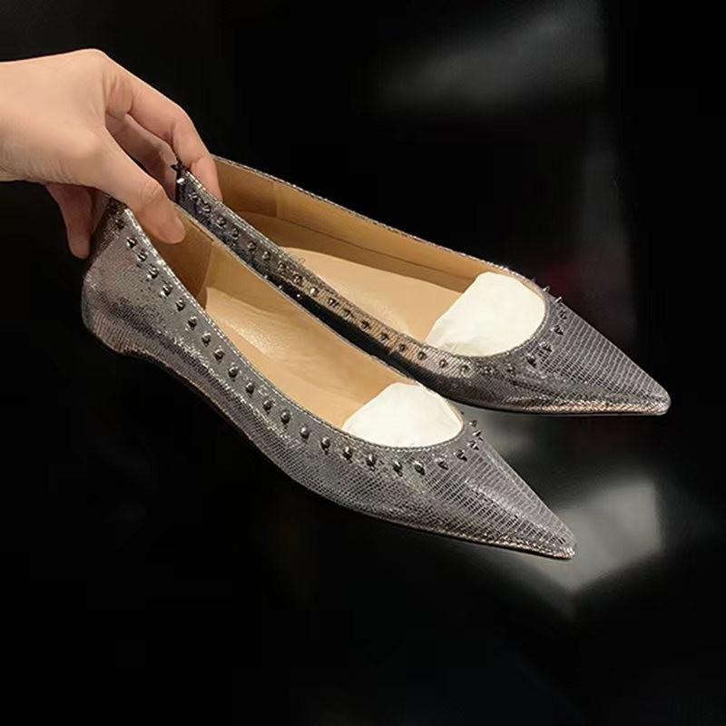 Grape mother of the same style, shallow mouth pointed leather solid color versatile small rivet buckle flat-soled single shoes women's spring and summ