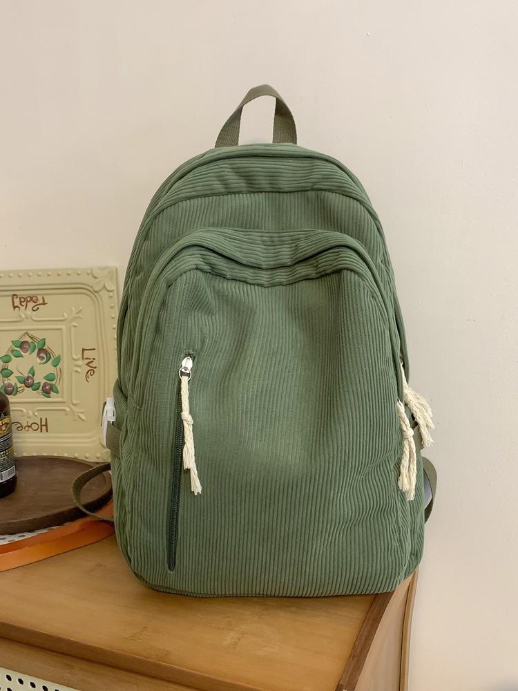 

This year, it is popular for junior high school and high school students to use practical schoolbags, backpacks, light retro corduroy in autumn and w