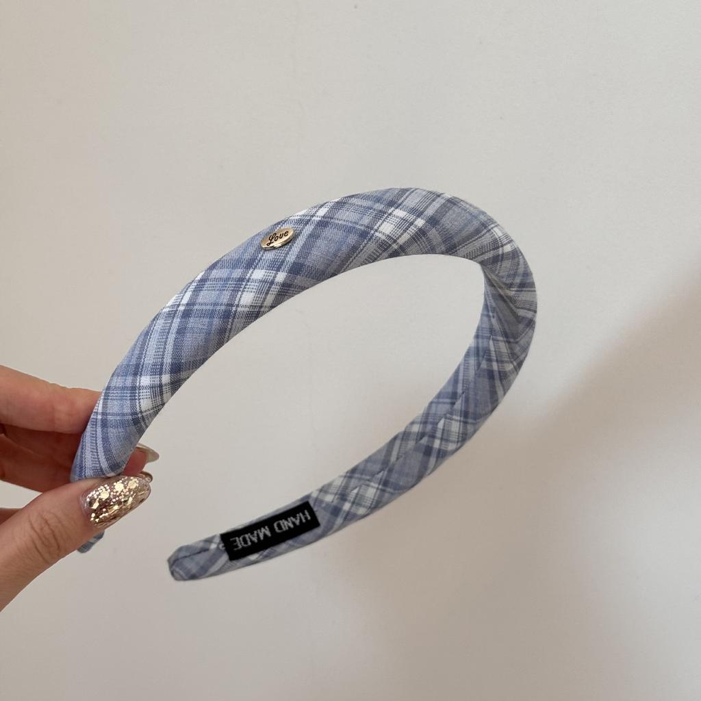 Grid-style Hairband with Wide Edge and High Crown, Made of Sponge Material, Featuring An Elegant Metal Buckle and Knitted Design.