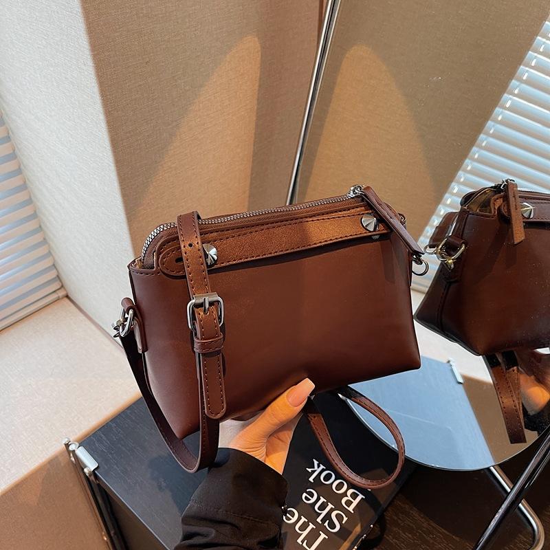 

Popular portable small bag women s autumn new fashion retro shoulder bag commuter messenger small square bag