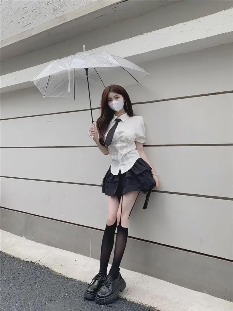 Dámská drobná černá áčková sukně s vysokým pasem přes boky - vysokoškolský styl, léto 2025