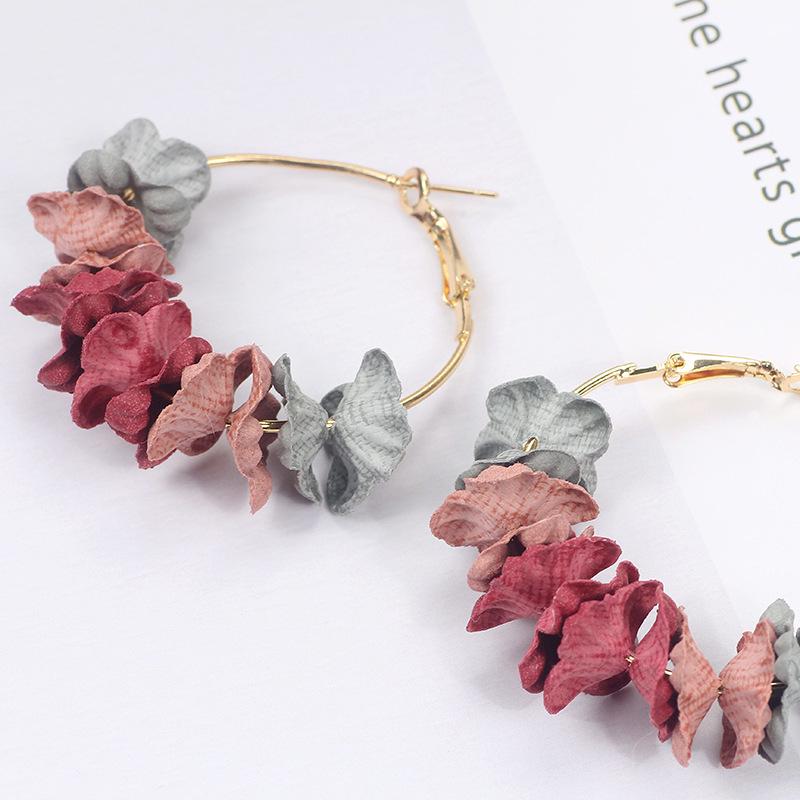 

Серьги-лепестки с цветочным узором — универсальная корейская летняя мода для женщин
