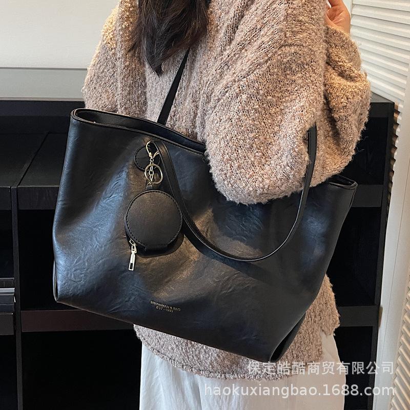 Simple and versatile bag women's large-capacity 2025 new autumn and winter casual shoulder bag popular commuter tote bag this year