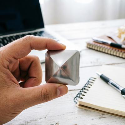 Kinetic Desk Overturn Spinning Toy Metal Fingertip Flip Fidget Toy Decompression Pocket Kinetic Energy Spinner Office Stress Relief Rotary Desk Toy