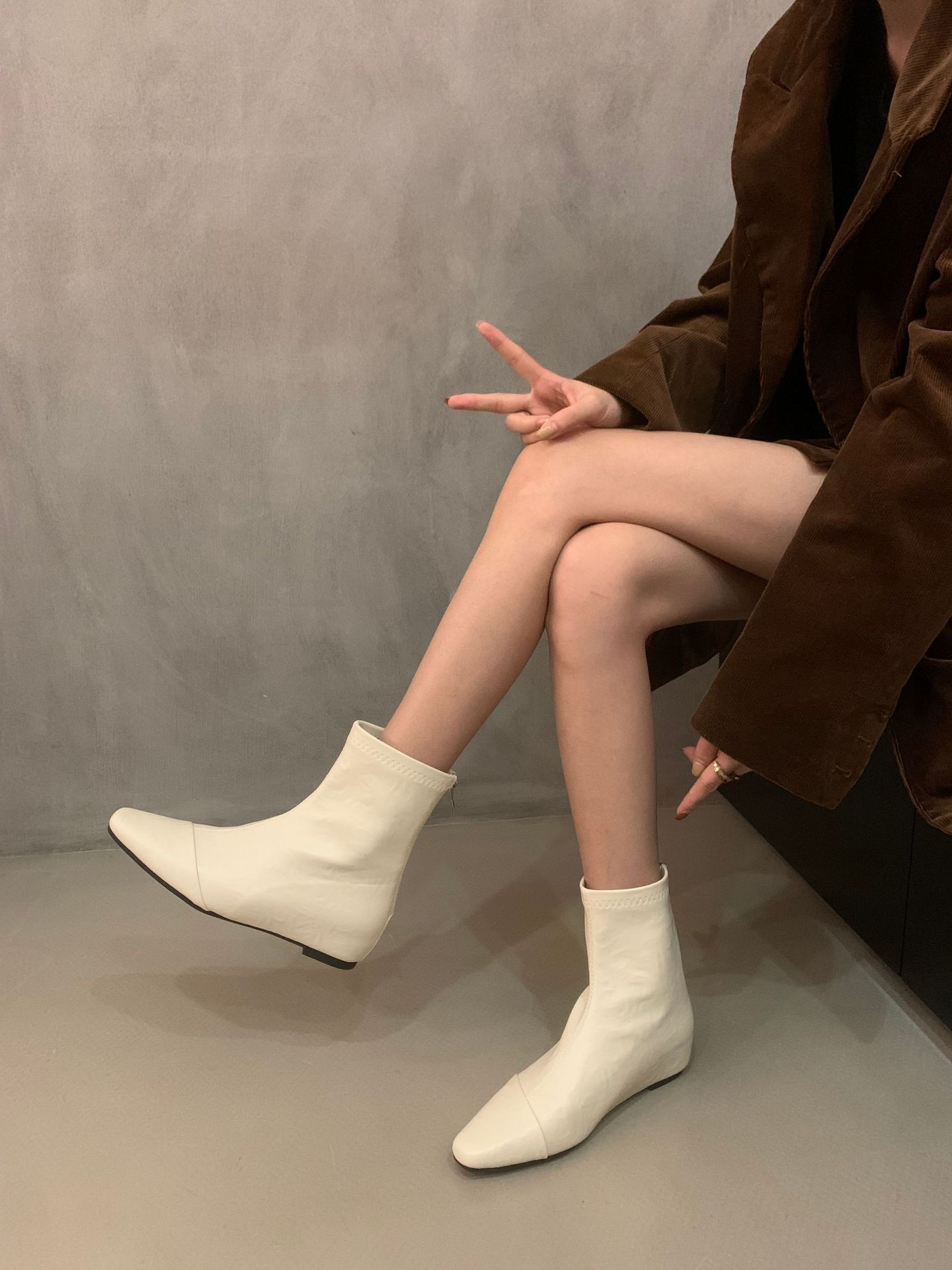 

2025 Korean version of the new white short boots, retro versatile and simple inner height-increasing slope heel short tube temperament small square h 35