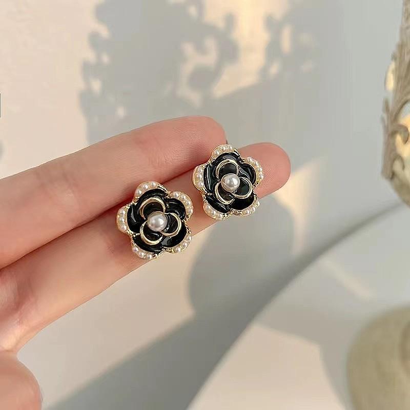 Retro Black Xiaoxiangfeng Stud Earrings Women's Fashion Elegance Temperament High-end Earrings Bow Love Versatile Earrings