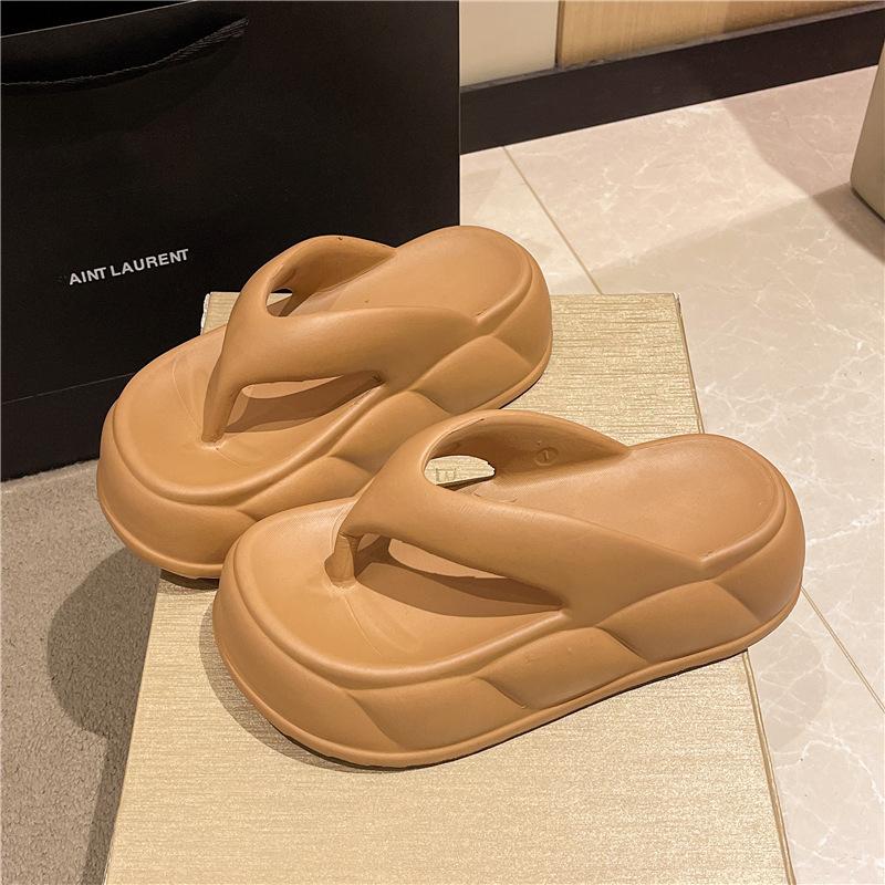 New thick-soled flip-flops women's summer fashion versatile thick-soled beach cool slippers outside