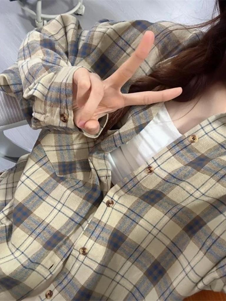 American Retro Plaid Women's Shirt Jacket: Loose, Layered Long Sleeve Top for Couples - Spring/Fall