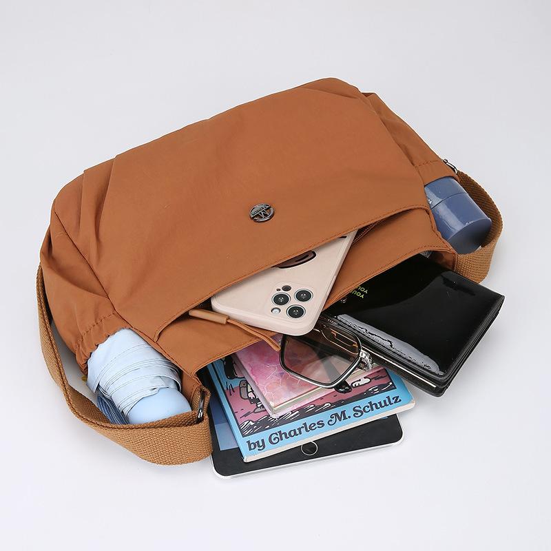 Simple New Solid Color Shoulder Bag Women's Light and Casual Joker Outdoor Small Bag Fashion Commuter Pleated Crossbody Bag