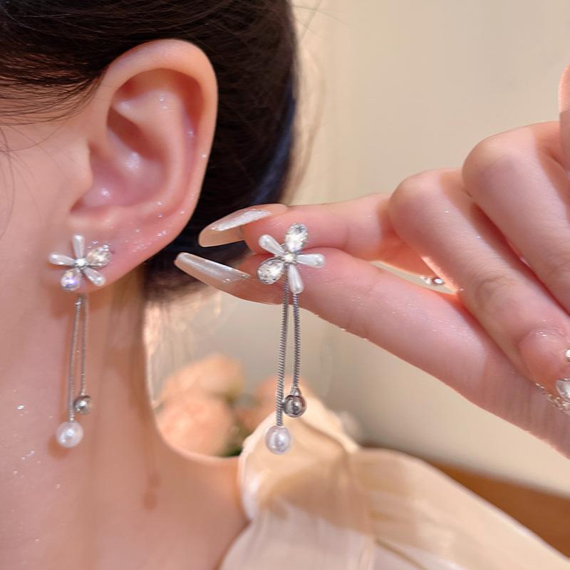 A pair of flash diamond flower fringed earrings with unique temperament long pearl stud earrings ins wind ears