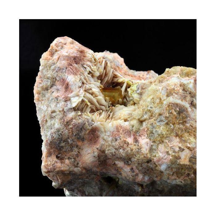 Pierres et Minéraux. Wulfenite + Baryte. 337.3 ct. Lantignié, France. Rare.