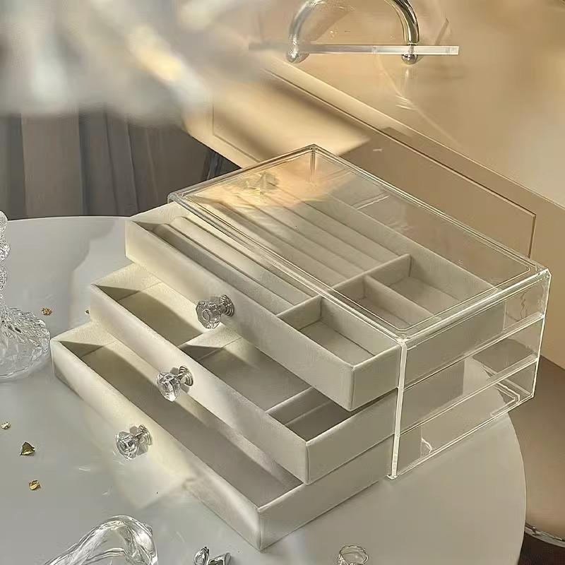 

Роскошная шкатулка для хранения ювелирных изделий большой вместимости для ожерелий, серег, браслетов и колец в изысканном золотом дизайне.