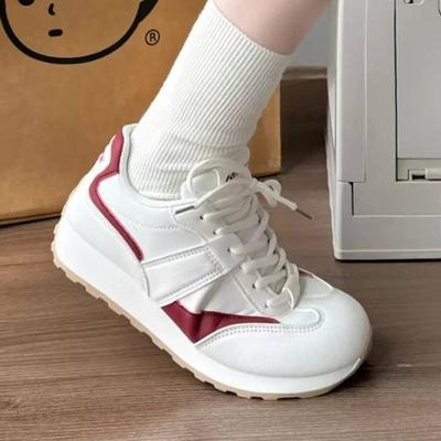 Herbst neue erhöhende Brotschuhe lässige vielseitige Board-Schuhe runde Zehen superdicke Sohle Leder Muffin weiße Schuhe Damen