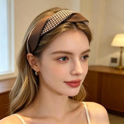 Dames Hoofdband Anti-Slip Tanden Geruit Gedraaid Ontwerp Zachte Stof Haarband Brede Rand Langdurig Dragen Haaraccessoire