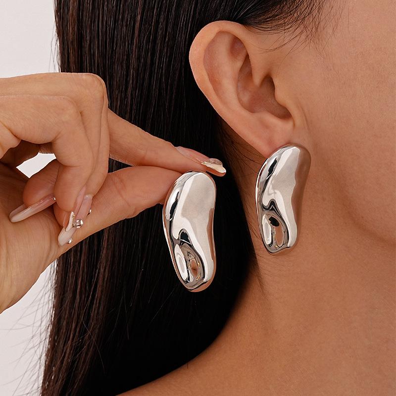 Необычные женские серьги белый