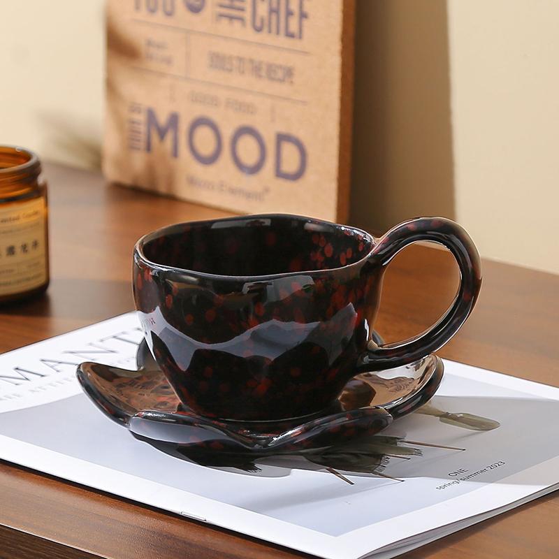 

Винтажная расписная керамическая чашка и блюдце Форма цветка Блюдце Обеденный стол Кружка для кофе Послеобеденный чай Чашка для чая Контейнер для фруктового сока 260ML красный