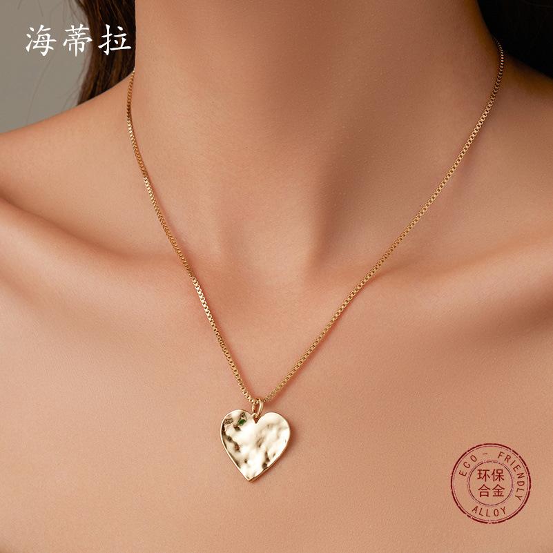 Gold love pleated small pendant, fashionable small clear ins women's versatile environmentally friendly alloy necklace