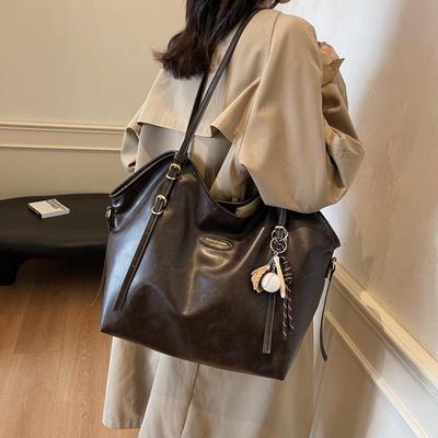Grand sac femme nouveau design tendance sens du design sac fourre-tout de niche sac à bandoulière simple polyvalent sac de grande capacité pour les trajets quotidiens