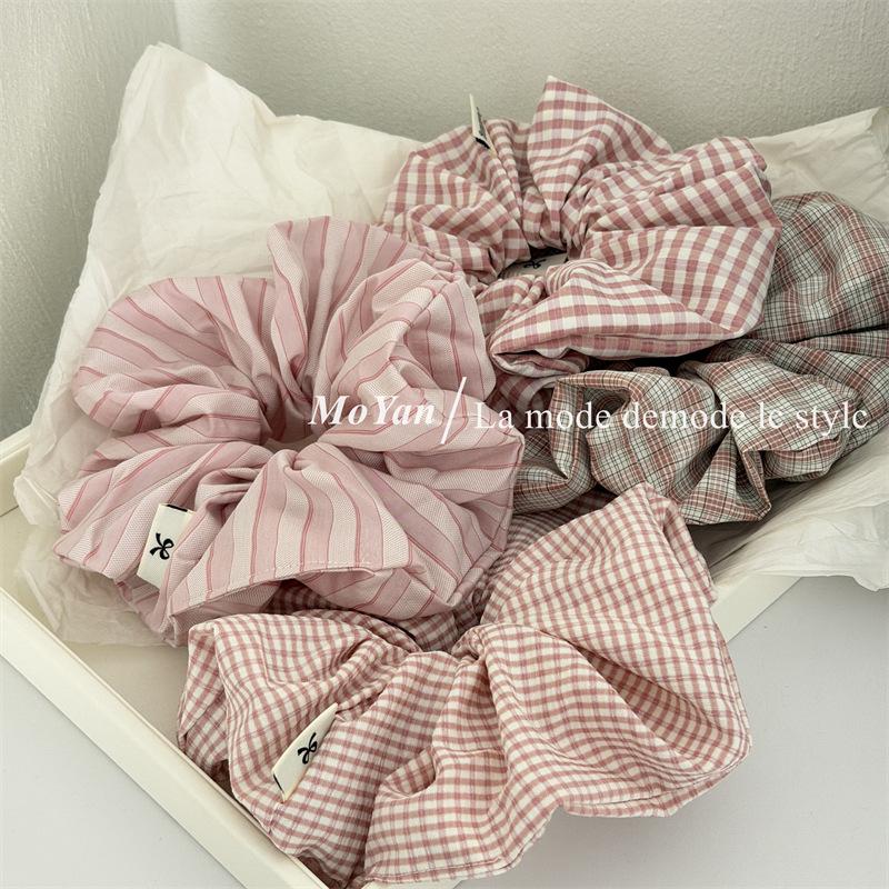 Big Intestine Hairband with Sweet Style Ponytail Hair Tie At The Back of The Head with A Large Hair Tie At The Top of The Head