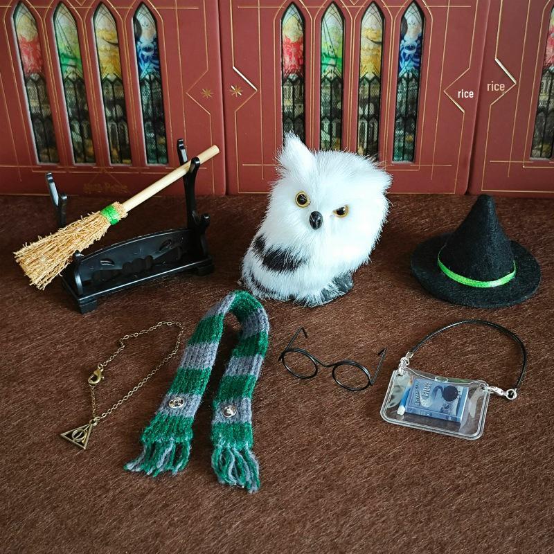 

Плюшева лялька-сова Хевіг з Академії з одягом та набором мініатюрної сцени 8-Piece Set with Owl