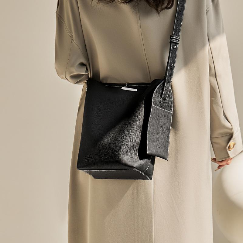 Autumn Winter New Bucket Bag 2025 Fashion Top Layer Genuine Leather Bag Niche Design Large Capacity Crossbody Bag Commuter Bag