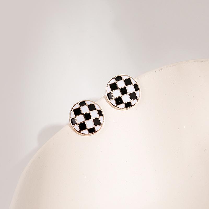 

Черно-белые клетчатые серьги с ретро-бантом и геометрическим дизайном
