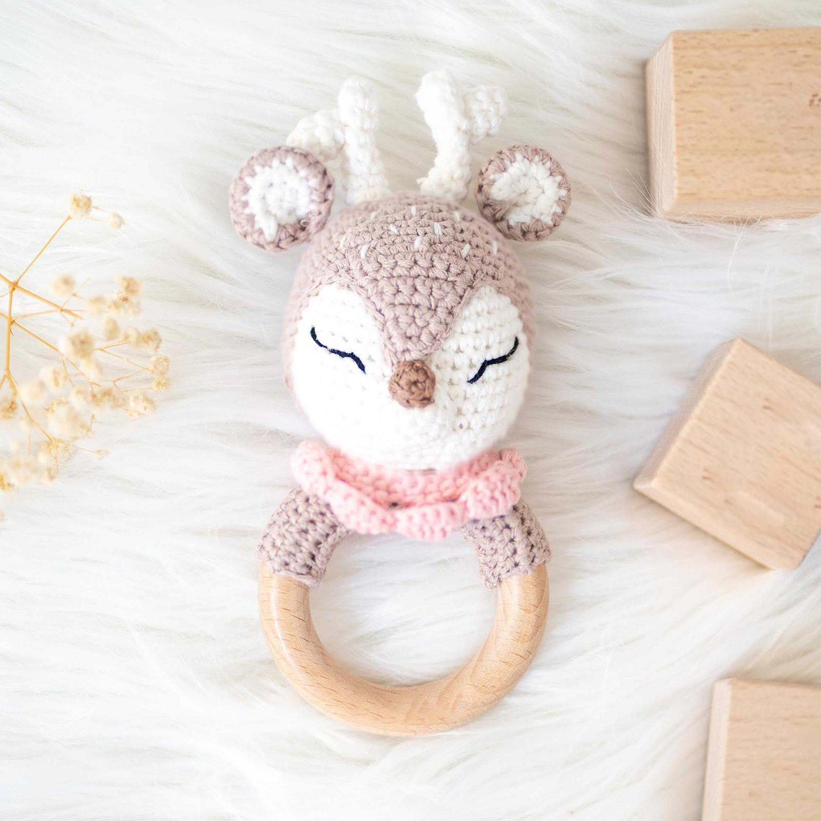 

Детская погремушка ручной работы из дерева и шерсти, вязаная крючком, успокаивающая игрушка для прорезывания зубов, ручная погремушка в подарок One Size